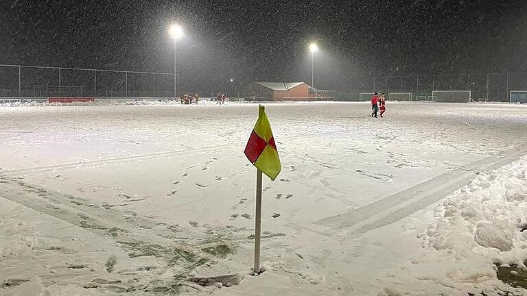 Nach Spielende am Freitagabend war der Erlabrunner Kunstrasenplatz erneut unter einer leichten Schneedecke verborgen.