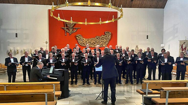 Der 'Königliche Männerchor Nijmegen' mit seinem Dirigenten Dion Rides trat in der Magdalenen-Kirche in Ebelsbach auf.