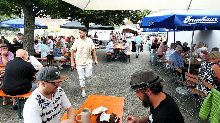 Blick in die Reihen der Besucherinnen und Besucher des Fischfestes des Sportanglervereins Gernach auf der Terrasse des TSV Gernach.