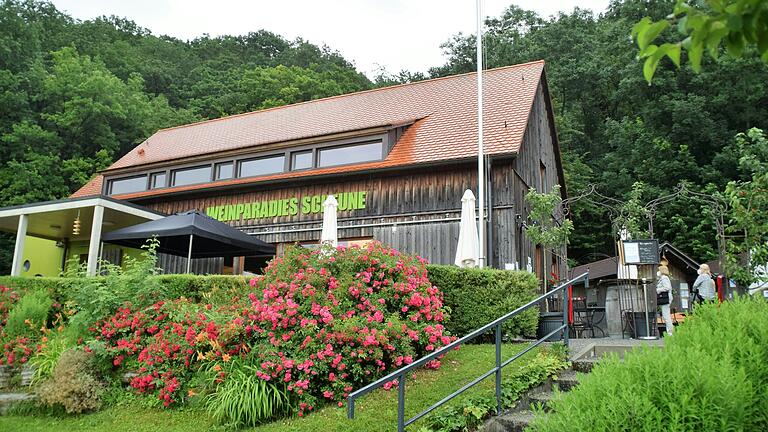 Die Weinparadiesscheune auf der Grenze zwischen Unter- und Mittelfranken ist das Aushängeschild des Weinparadieses Franken.