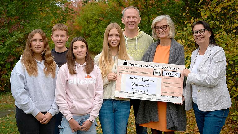 Die Spendenübergabe mit vier Vertretern der radelnden Schülerinnen und Schüler, dem Stadtradeln-Verantwortlichen Jochen Först, Schulleiterin Maria Eirich sowie Hospizleiterin Beate Neumeister.