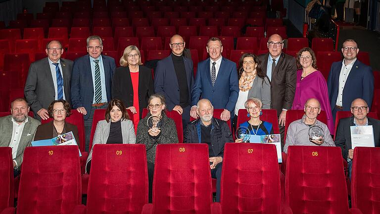 Im Ochsenfurter Casablanca Filmtheater fand jüngst die dritte Verleihung des Kulturpreises statt. Im Bild die Preisträger mit ihren Laudatoren sowie Landrat Thomas Eberth (vorne&nbsp; links) sowie Bürgermeister Peter Juks (hinten Fünfter von links).&nbsp;