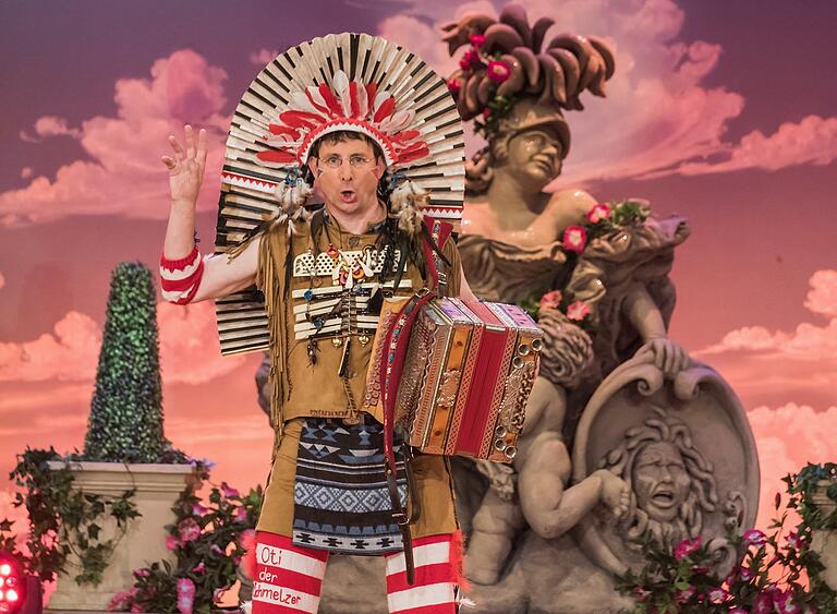 2017 betrat Oti Schmelzer als Indianer die Bühne bei 'Fastnacht in Franken'. 2017 betrat Oti Schmelzer als Indianer die Bühne bei 'Fastnacht in Franken'.