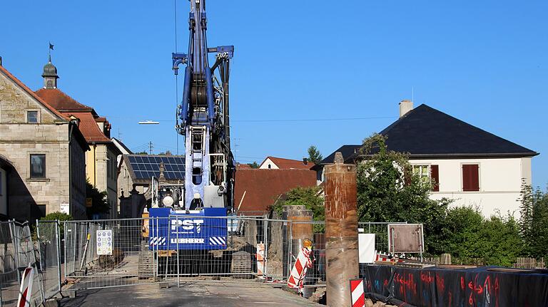 Zur Erneuerung der Stützkonstruktion für die Kirchenmauer entlang der B22 in Ebrach waren teilweise Bohrpfähle bis zu einer Tiefe von zwölf Metern ins Erdreich getrieben worden. Zur Erneuerung der Stützkonstruktion für die Kirchenmauer entlang der B22 in Ebrach waren teilweise Bohrpfähle bis zu einer Tiefe von zwölf Metern ins Erdreich getrieben worden.