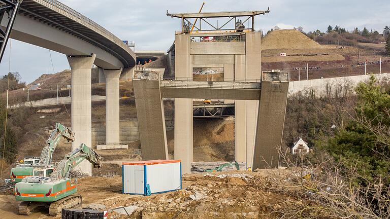 Das letzte Pfeilerpaar westlich der Stuttgarter Straße der A3-Talbrücke Heidingsfeld wurde am Mittwoch umgezogen.