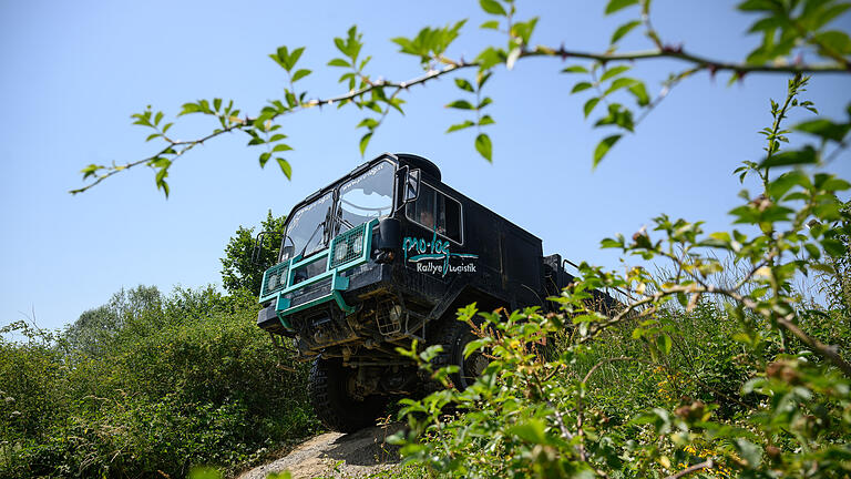 Abenteuer Allrad       -  Allrad-Fahrzeuge verschiedenster Art fahren am Sonntag (19.06.22) auf der Offroad-Messe in Bad Kissingen durch das Naturschutzgebiet bei Reiterswiesen. Es ist heiß auf dem alten Armee-Gelände, dem Andrang der Allrad-Fans tut das wenig Abbruch.