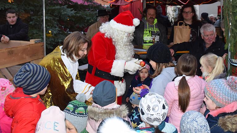 Beim Sennfelder Adventsmarkt verteilte der Nikolaus 2019 höchstpersönlich in Begleitung eines Engels Süßigkeiten an die Kinder.