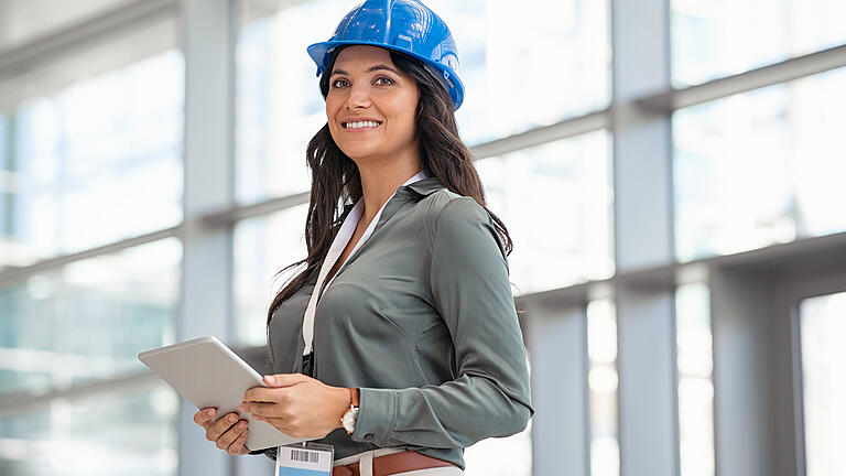 Architect working on digital tablet at construction site       -  Durch Social Recruiting können passiv suchende Fachkräfte teils auch direkt in ihrem derzeitigen Arbeitsalltag abgeworben werden. Online sind wir schließlich alle, auch auf der Baustelle.