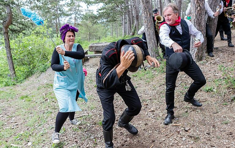 Die Erlabrunner Schoppensänger (rechts Wolfgang Karches) 2021 beim Videodreh für den 'Franken-Rap' mit Ines Procter und der Altneihauser Feierwehrkapell'n im Schwarzkiefernwald. Die Erlabrunner Schoppensänger (rechts Wolfgang Karches) 2021 beim Videodreh für den 'Franken-Rap' mit Ines Procter und der Altneihauser Feierwehrkapell'n im Schwarzkiefernwald. 