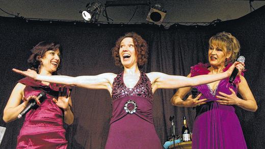 Die Schönen Mannheims: Anna Krämer, Susanne Back, Smaida Platais begeisterten mit ihrer Musik-Kabarett-Comedy-Parodie &bdquo;Hormon-Yoga&ldquo;.