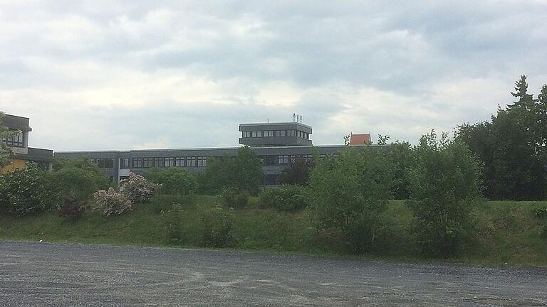 Vor der Berufsschule (hinten) und zwischen Wirtschaftsschule (links) und Kreis-Sporthalle könnte das Schülerheim in der Franz-Marschall-Straße entstehen. Vor der Berufsschule (hinten) und zwischen Wirtschaftsschule (links) und Kreis-Sporthalle könnte das Schülerheim in der Franz-Marschall-Straße entstehen.