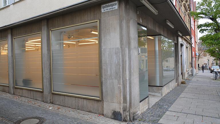 Der ehemalige KiK in der Bad Neustädter Spörleinstraße: In den kommenden zwei Wochen sollen hier 20 Arbeitsplätze für die Kontakt-Nachverfolgung bei Corona-Fällen eingerichtet werden. Der ehemalige KiK in der Bad Neustädter Spörleinstraße: In den kommenden zwei Wochen sollen hier 20 Arbeitsplätze für die Kontakt-Nachverfolgung bei Corona-Fällen eingerichtet werden. 