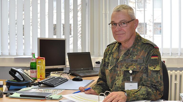 Peter Utsch im Frühjahr 2017 an seinem damaligen Arbeitsplatz in der Kaserne Veitshöchheim, kurz bevor er zu seinem letzten Auslandseinsatz nach Afghanistan flog. Peter Utsch im Frühjahr 2017 an seinem damaligen Arbeitsplatz in der Kaserne Veitshöchheim, kurz bevor er zu seinem letzten Auslandseinsatz nach Afghanistan flog.