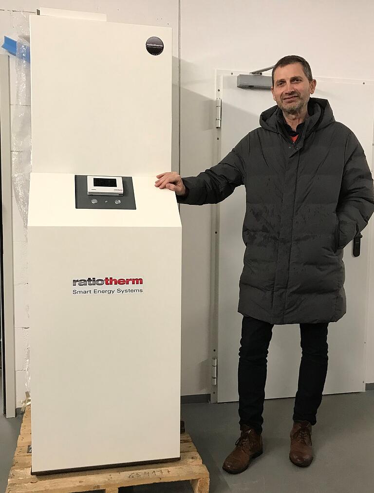 Stadtwerksleiter Norbert Zösch neben einem Abnahmegerät für die Wärme, wie es in den gut 140 angeschlossenen Häusern zu finden ist. Es enthält eine Wärmepumpe und einen Warmwassertank. Stadtwerksleiter Norbert Zösch neben einem Abnahmegerät für die Wärme, wie es in den gut 140 angeschlossenen Häusern zu finden ist. Es enthält eine Wärmepumpe und einen Warmwassertank.