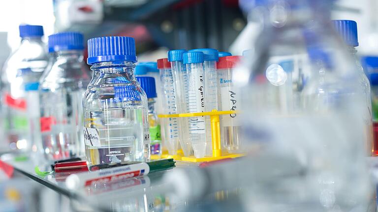 Blick in ein Labor am Biozentrum der Würzburger Uni: Biochemiker helfen mit ihrer Forschung am menschlichen Erbgut im Kampf gegen Krebs. Blick in ein Labor am Biozentrum der Würzburger Uni: Biochemiker helfen mit ihrer Forschung am menschlichen Erbgut im Kampf gegen Krebs.