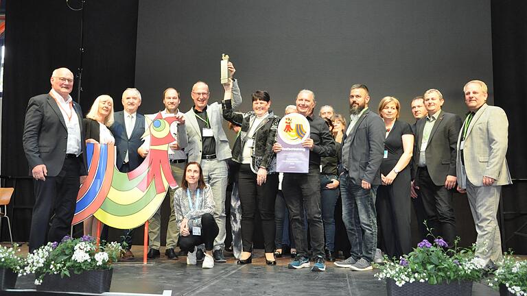 Die Gewinner des Europäischen Dorferneuerungspreises aus Stadtschlaining mit Wolfgang Borst, Vorsitzender der Hofheimer Allianz (links).