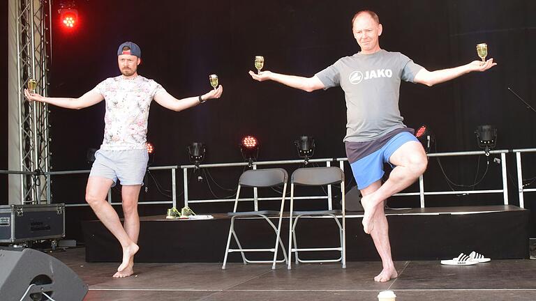 Ballettreif: Beim Wein-Yoga traten Thomas Schmitt aus Hohenfeld (links) und Oberbürgermeister Stefan Güntner gegeneinander an und einigten sich auf ein Unentschieden. Ballettreif: Beim Wein-Yoga traten Thomas Schmitt aus Hohenfeld (links) und Oberbürgermeister Stefan Güntner gegeneinander an und einigten sich auf ein Unentschieden.