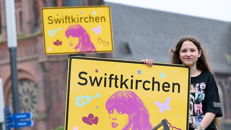 Gelsenkirchen wird zu Ehren von Taylor Swift zu &bdquo;Swiftkirchen&rdquo;       -  Die Stadt Gelsenkirchen wird im Juli Schauplatz für die &bdquo;Eras Tour&rdquo; von Superstar Taylor Swift - und gibt zu Ehren der Musikerin einen neuen Namen. Enthüllt wurde das &bdquo;Swiftkirchen&rdquo; von Swift-Fan Aleshanee Westhoff.