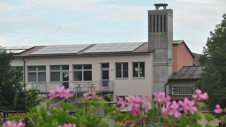 Für die neue Solarstromanlage auf dem Dach des Bürgerzentrums in Kraisdorf (Bild), die heuer installiert worden ist, erhält die Vereinsgemeinschaft Kraisdorf einen Zuschuss in Höhe von 2.000 Euro von der Gemeinde Pfarrweisach.