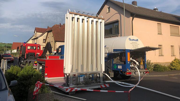 Mit Stickstoff versucht die Feuerwehr den Brand zu bekämpfen. Mit Stickstoff versucht die Feuerwehr den Brand zu bekämpfen.