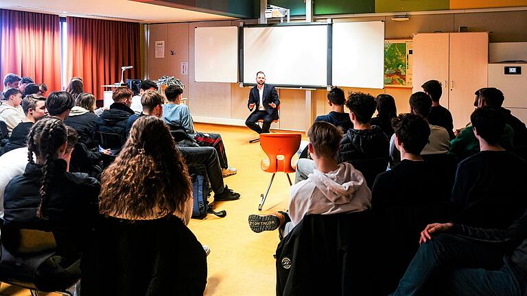 Markus Hümpfer beim Besuch der Realschule in Schonungen. Markus Hümpfer beim Besuch der Realschule in Schonungen.