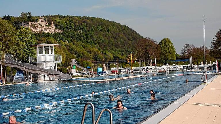 Schwimmmeister-Mangel: 2500 offene Stellen       -  Start in die Saison: Schwimmen am 1. Mai in Karlstadt.