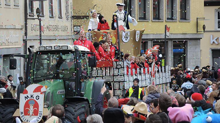 Einer von vielen Höhepunkten im Zug: der MKG-Wagen mit dem Prinzenpaar Andrea III. und Christian II. in ihrer Festung, den Elferräten, Gardemädchen und MKG-Präsident Volker Gue(links) im Konfettiregen. Einer von vielen Höhepunkten im Zug: der MKG-Wagen mit dem Prinzenpaar Andrea III. und Christian II. in ihrer Festung, den Elferräten, Gardemädchen und MKG-Präsident Volker Gue(links) im Konfettiregen.
