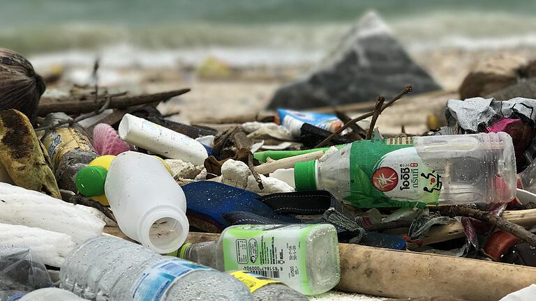 Plastikmüll am Strand: Solche Bilder möchte die Autorin Nadine Schubert nicht mehr sehen und hat sich daher für ein Leben weitgehend ohne Plastik entschieden. Plastikmüll am Strand: Solche Bilder möchte die Autorin Nadine Schubert nicht mehr sehen und hat sich daher für ein Leben weitgehend ohne Plastik entschieden.