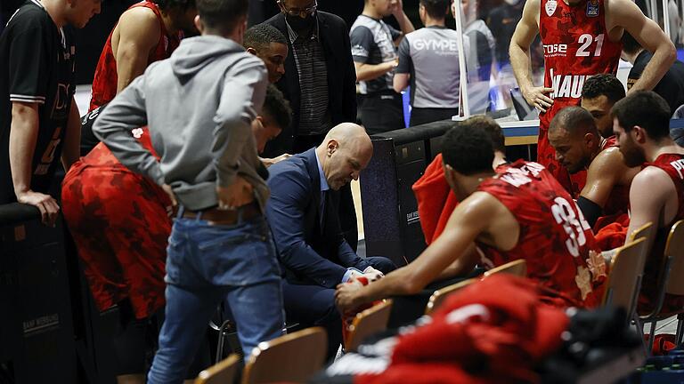 Nächsten Mittwoch geht es für die Baskets mit dem Nachhol-Heimspiel gegen Gießen wieder los (das Foto zeigt Trainer Denis Wucherer und seine Spieler bei einer Auszeit während der Partie in Chemnitz Mitte Dezember). Nächsten Mittwoch geht es für die Baskets mit dem Nachhol-Heimspiel gegen Gießen wieder los (das Foto zeigt Trainer Denis Wucherer und seine Spieler bei einer Auszeit während der Partie in Chemnitz Mitte Dezember).