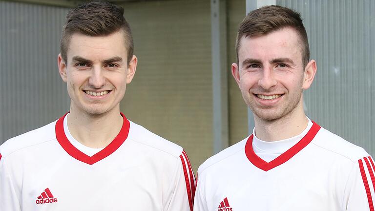 Die Brüder Steffen (links) und Joachim Barthel wollen den SV Gelchsheim nach dem Aufstieg auch zum Kreisliga-Klassenerhalt führen. In der Winterpause schloss Steffen Barthel auch als Spieler seinem Heimatverein an, nachdem er zuvor beim FV 04 Würzburg gespielt hatte. Die Brüder Steffen (links) und Joachim Barthel wollen den SV Gelchsheim nach dem Aufstieg auch zum Kreisliga-Klassenerhalt führen. In der Winterpause schloss Steffen Barthel auch als Spieler seinem Heimatverein an, nachdem er zuvor beim FV 04 Würzburg gespielt hatte.