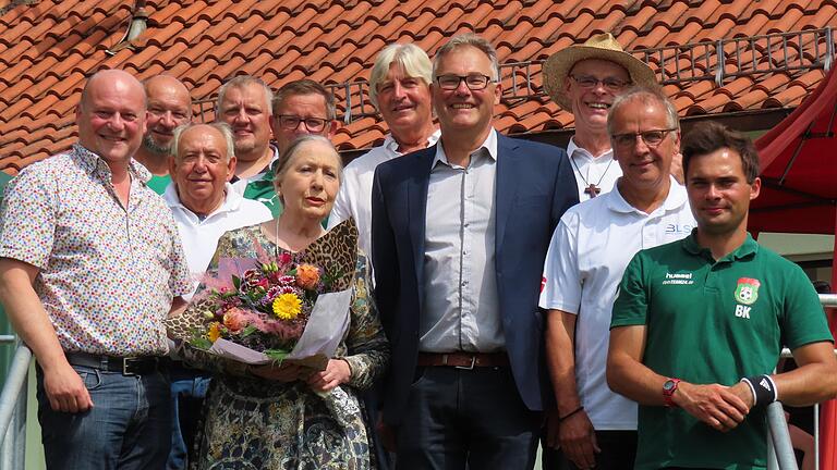 Mit der feierlichen Übergabe wurde der Abschluss der Arbeiten und die Umbenennung in Rudi-Jung-Sportanlage in Bischofsheim gefeiert mit den Ehrengästen Bürgermeister Georg Seiffert (von links), Walter Glier,&nbsp; Johann Jany, Markus Herrmann, André Glier, Karla Jung, Helmar Scheuring, Axel Braun, Pfarrer Manfred Endres, Klaus Greier und Bastian Kleinhenz.