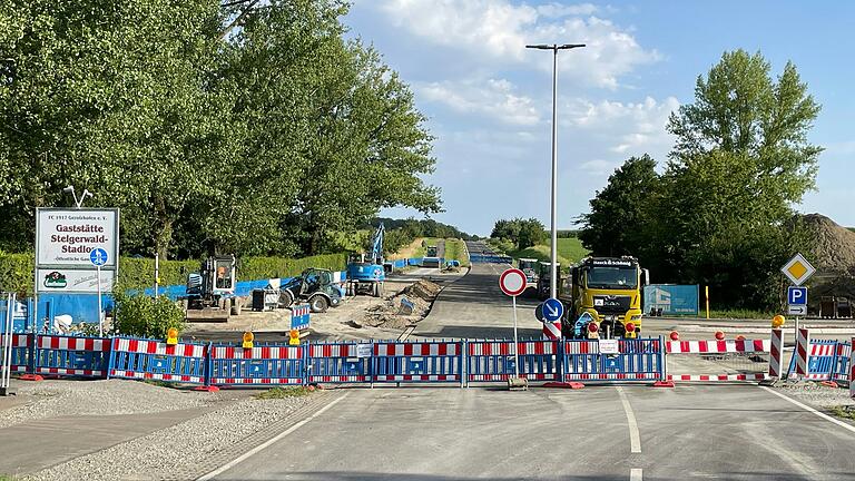 Seit 8. Juli sind die Bauarbeiten in der Schallfelder Straße am Ortsausgang von Gerolzhofen im Gange. Ein Durchkommen ist derzeit nicht möglich. Wie die Ausweichroute der BR-Radltour aussehen soll, ist bislang noch nicht geklärt. Seit 8. Juli sind die Bauarbeiten in der Schallfelder Straße am Ortsausgang von Gerolzhofen im Gange. Ein Durchkommen ist derzeit nicht möglich. Wie die Ausweichroute der BR-Radltour aussehen soll, ist bislang noch nicht geklärt.