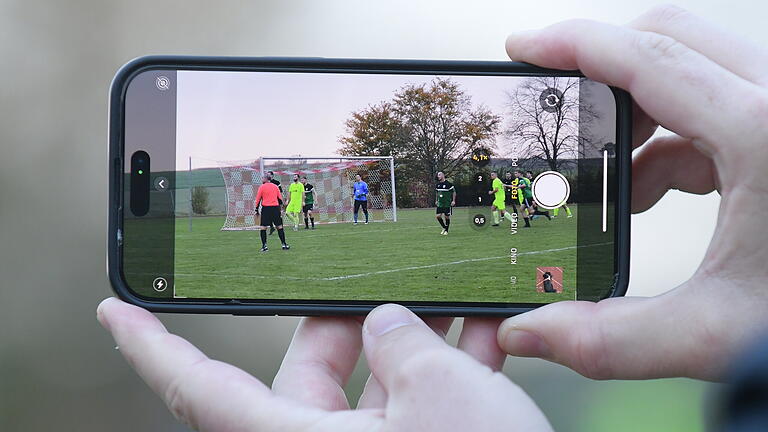 Rhöner Fußball-Nachlese       -  Indirekter Blick aufs Spiel zwischen der DJK Schondra und dem SV Garitz.