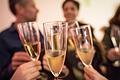 Auch auf Privatpartys sollten Feierlustige vorerst verzichten. Foto: Frank Rumpenhorst/dpa-tmn       -  Am 31. Dezember wird Silvester gefeiert. Aber wer ist eigentlich dieser Silvester?