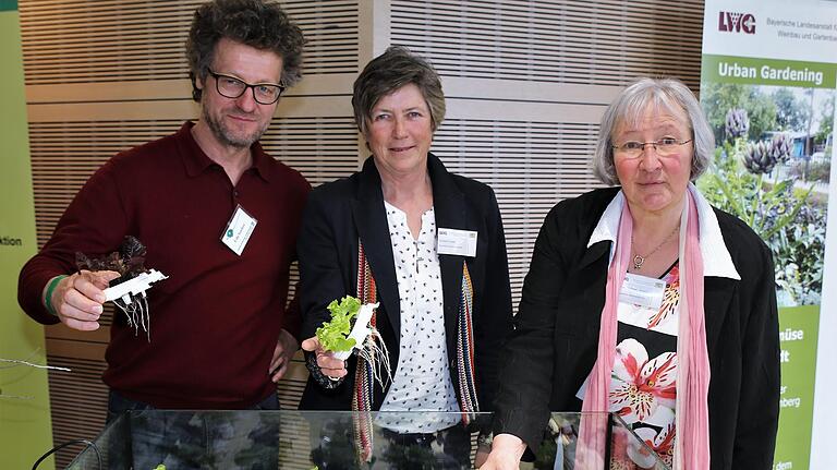 Bei der Urban Gardening-Fachtagung in den Mainfrankensälen (von links): Marianne Scheu-Helgert und Gundula Holm von der Bayerischen Gartenakademie und Udo Seufert vom AELF in Fürth ein Hydroponik-Projekt der Meisterschule für Gemüsebau der Landwirtschaftsschule in Fürth.