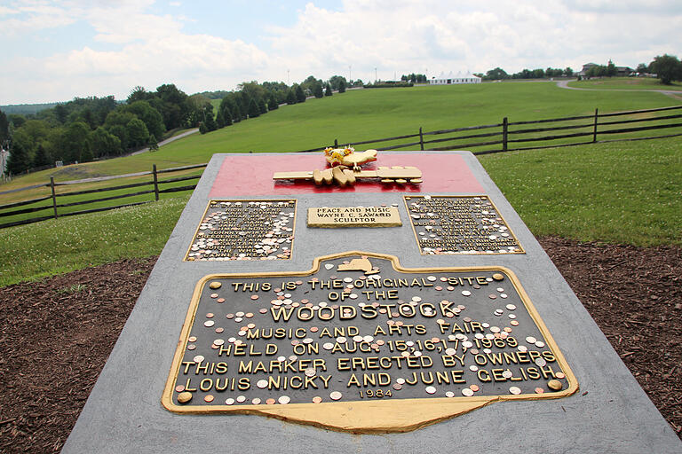 Die Gedenktafel an der Stelle, an der vor 50 Jahren das Woodstock-Festival stattfand.