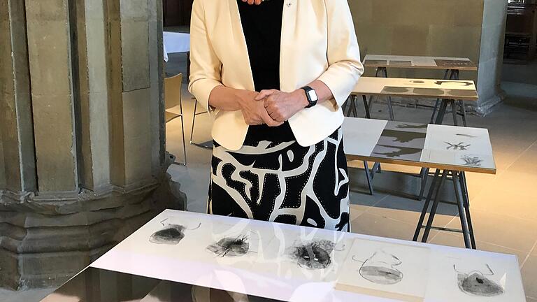 Regionalbischöfin Gisela Bornowski in der Ausstellung von Norbert Kleinlein in St. Johannis mit dem Titel 'Nein zu Missbrauch und Gewalt'.