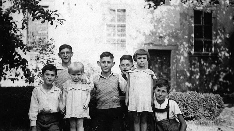 Jüdische Kinder 1935 vor der  Hammelburger Synagoge. Rechts im Bild Alfred Stühler.