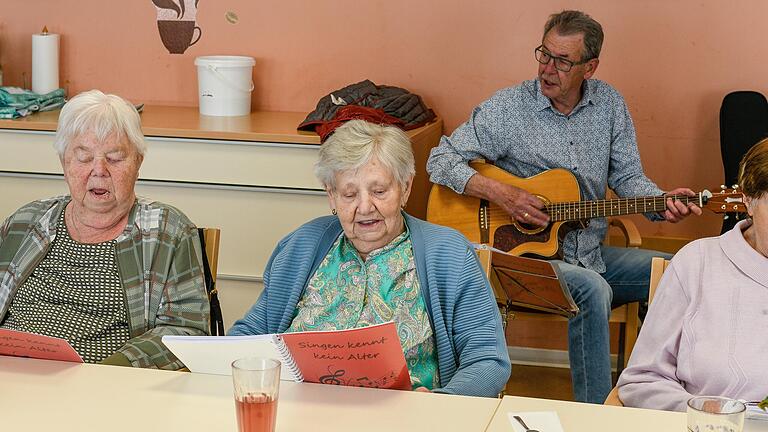 Einmal im Monat besucht der 77-jährige Walter Knorz mit seiner Gitarre die Tagespflege in Kürnach. Dann wird gesungen – altbekannte und vertraute Lieder.&nbsp;