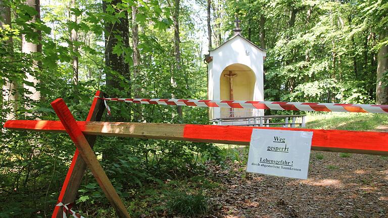 An der Kapelle auf dem Sodenberg hat dieses Jahr an Pfingstmontag kein Gottesdienst stattgefunden, weil Wege wegen abgestorbener Baumkronen gesperrt waren.