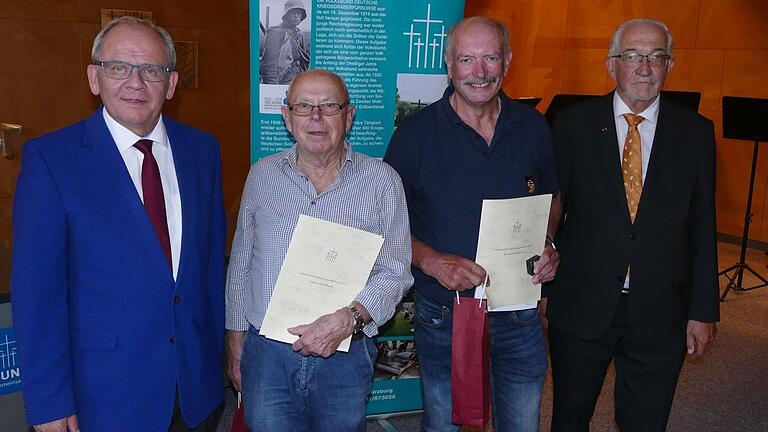 Gerhard Welzenbach und Christian Inderwies erhielten die in Unterfranken erstmals vergebene weißgoldene Verdienstspange '40' aus den Händen des Bezirksvorsitzenden Eugen Ehmann und des Ehrenvorsitzenden Paul Beinhofer.