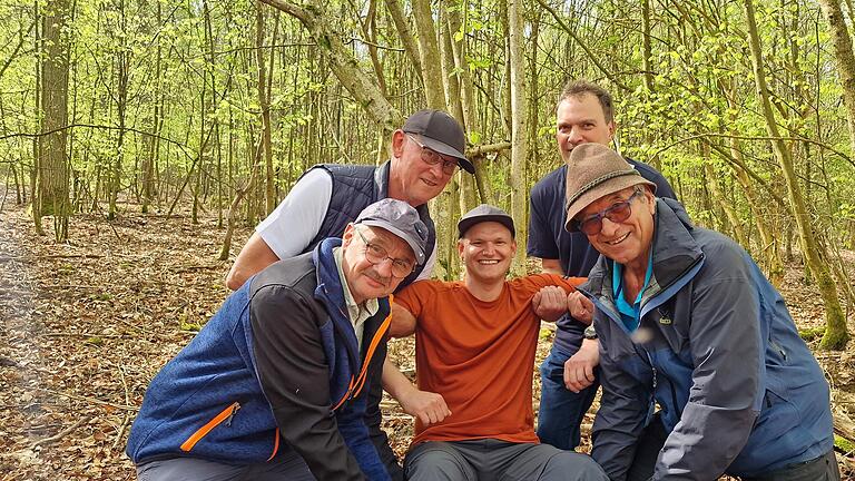 Bürgermeister Nico Rogge wurde beim Grenzgang rund um Eltingshausen nach traditioneller Sitte gestaucht.       -  Bürgermeister Nico Rogge wurde beim Grenzgang rund um Eltingshausen nach traditioneller Sitte gestaucht.