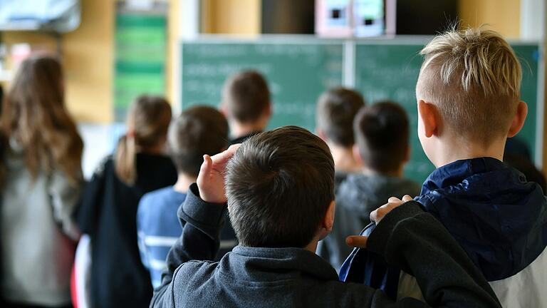 Um möglichst schnell die Sprache zu lernen und in Regelklassen wechseln zu können, werden geflüchtete Kinder und Jugendliche verstärkt Deutschunterricht erhalten.