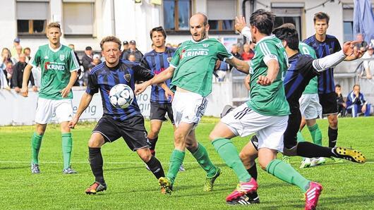 Der FSV Erlangen-Bruck kam im Relegations-Rückspiel gegen den FC Sand kaum zum Abschluss. René Finnemann (rechts) und Florian Gundelsheimer (Mitte) retten in dieser Szene.