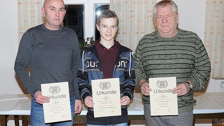 Die erfolgreichsten Angler der Anglergemeinschaft Röthlein von links: Viktor Schmidt (2.Platz), Fischerkönig  Simon Kreutzberger und Leo Felske (3. Platz).