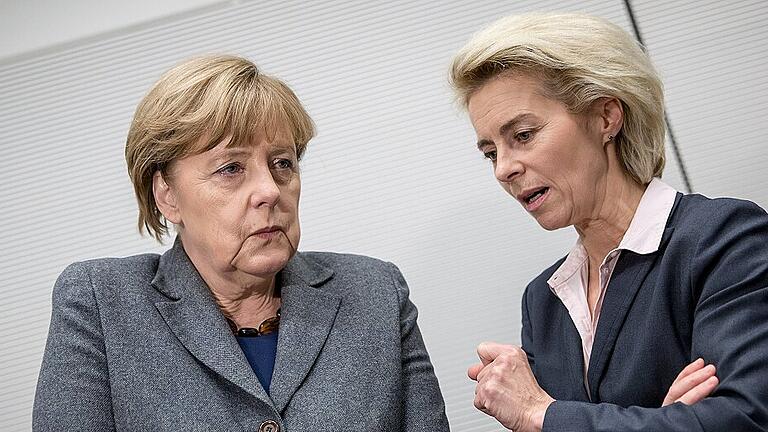 Fraktionssitzung im Bundestag - Vor großen Herausforderungen: Angela Merkel (links) und Ursula von der Leyen Fraktionssitzung im Bundestag - Vor großen Herausforderungen: Angela Merkel (links) und Ursula von der Leyen