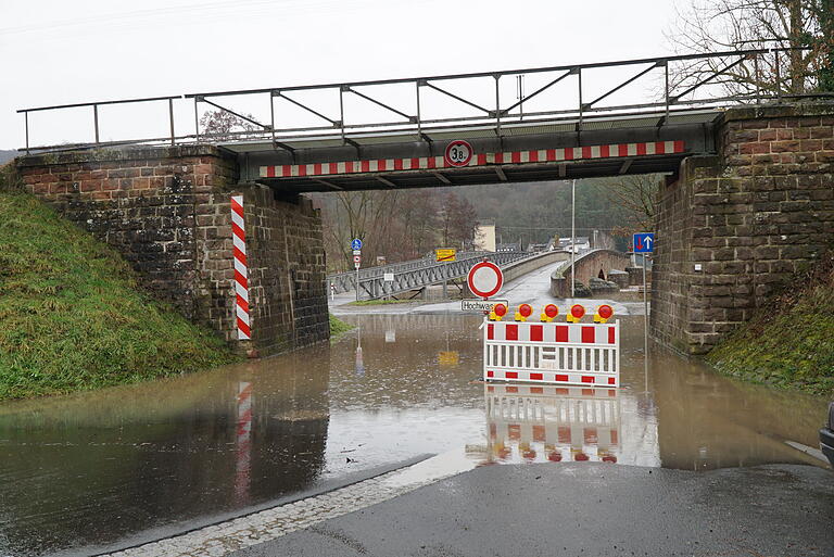 Die gesperrte Bahnunterführung an der Brücke in Wolfsmüster.