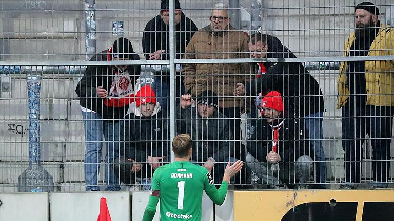 Gesprächsbedarf: Kickers-Kapitän Hendrik Bonmann spricht nach dem 0:0 beim Halleschen FC mit den mitgereisten Fans der Rothosen. Gesprächsbedarf: Kickers-Kapitän Hendrik Bonmann spricht nach dem 0:0 beim Halleschen FC mit den mitgereisten Fans der Rothosen.