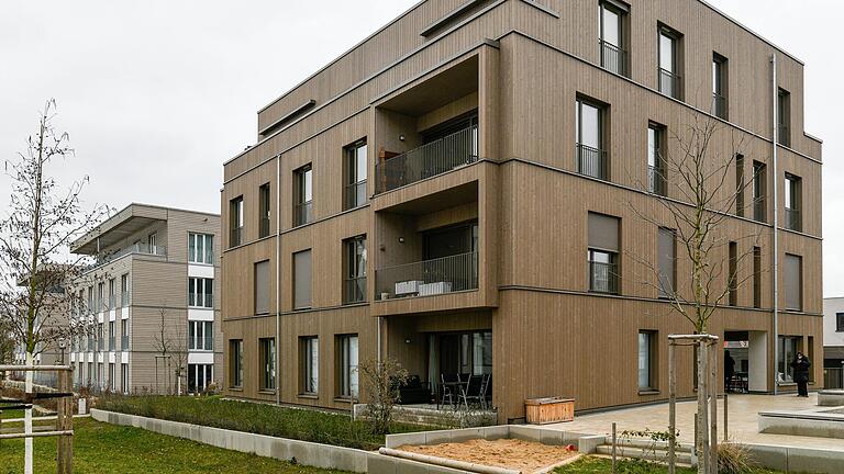 Ein Gemeinschaftsareal mit Sandkasten und Beeten verbindet die Häuser der Baugemeinschaft in der Norbert-Glanzberg-Straße am Hubland.