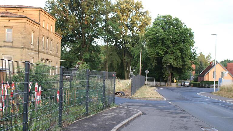 Auf einer Länge von rund 25 Meter soll vor dem ehemaligen Bahnhof in Ebenhausen der Gehsteig fortgeführt werden. Die Maßnahme dient der Sicherheit der Fußgänger und kostet zwischen 14.000 und 17.000 Euro.       -  Auf einer Länge von rund 25 Meter soll vor dem ehemaligen Bahnhof in Ebenhausen der Gehsteig fortgeführt werden. Die Maßnahme dient der Sicherheit der Fußgänger und kostet zwischen 14.000 und 17.000 Euro.